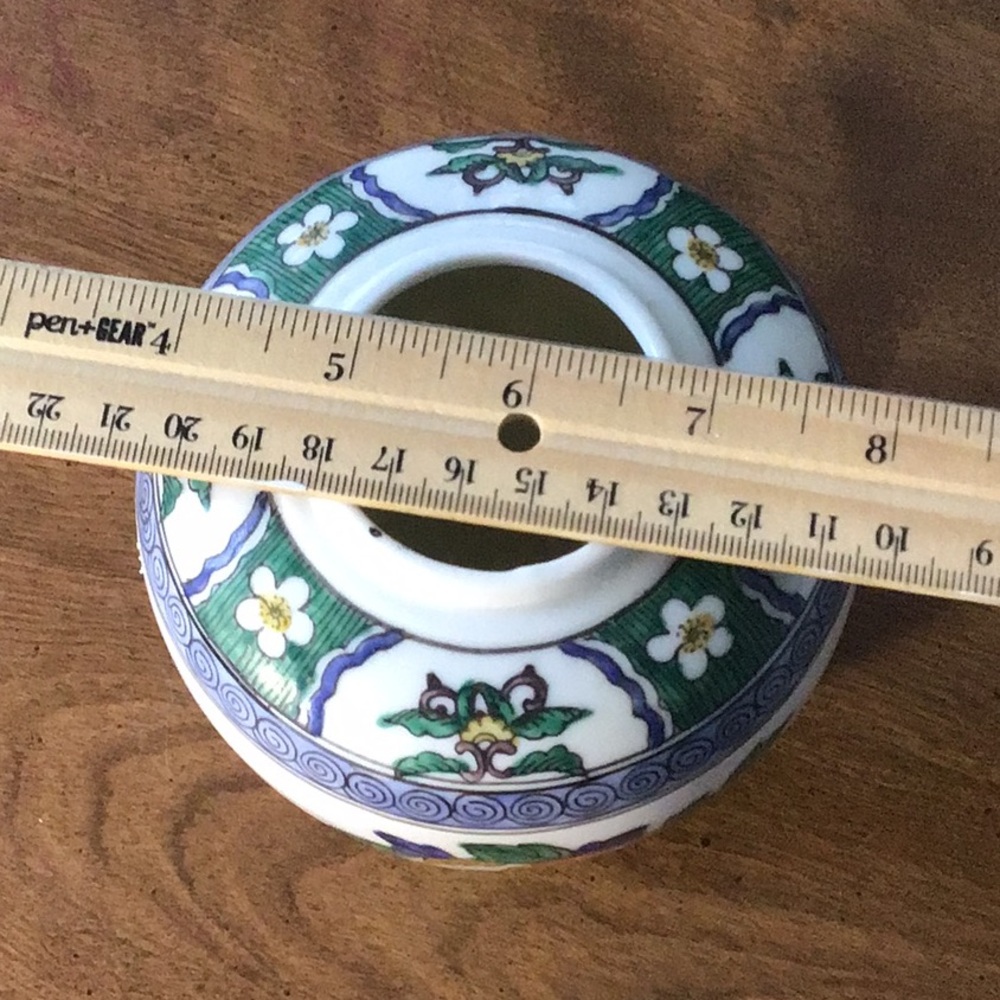 Japanese porcelain jar - a ginger jar or vase - Picture 4 of 13